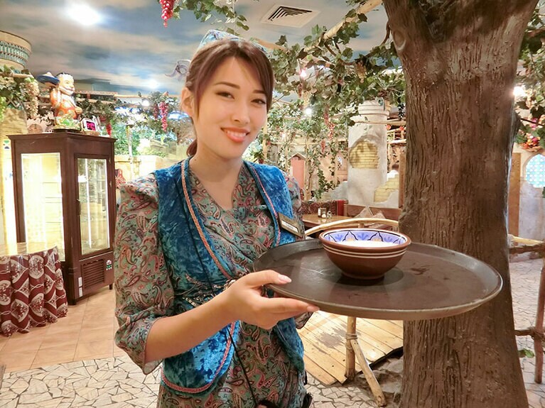 中央アジア料理店では、スタッフに勧められて、馬乳飲料「クムス」も味見。