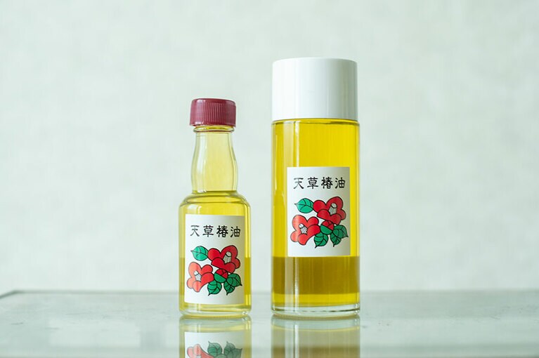 天草椿油は50ml 1,000円と、120ml 2,000円の2タイプ。価格は税込み。「西平カメリアクラブ」のほか、「大江教会」近くの土産物店や市内の物産館などで販売。