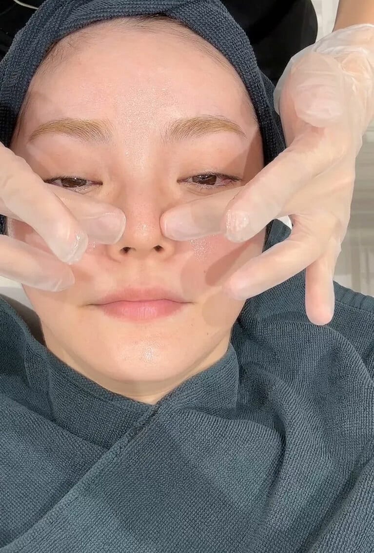 施術中の藤井明子さん。