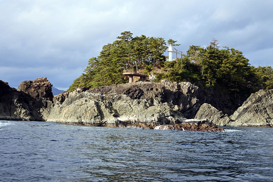 「碁石岬」。岬の上に建つ「碁石埼灯台」は別名“恋する灯台”と呼ばれているとか。