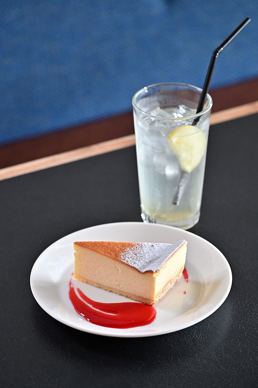 チーズケーキ600円とレモネード500円。