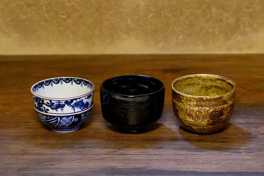茶碗は楽焼の脇窯として知られる大樋焼、藍九谷など、地元の窯元のものが中心。