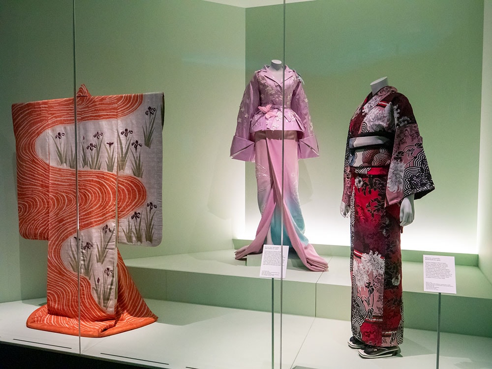 エントランスのガラスケースにはこの展示会を端的に表すかのような、江戸時代の振り袖、着物にインスパイアされたジョン・ガリアーノがデザインしたアンサンブル、そして斉藤上太郎デザインの着物と帯、小物が展示されている。今回の展示会を端的に体現したショーケースです。