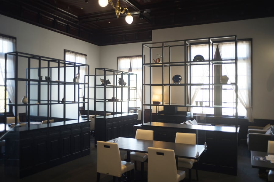 大正期の駅舎の雰囲気を活かしつつ、現代のテイストを巧みに組み合わせた「みかど食堂 by NARISAWA」の上質な空間デザイン。