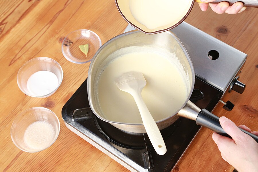 3回目の豆乳を加える時に塩麹とローリエを加える。