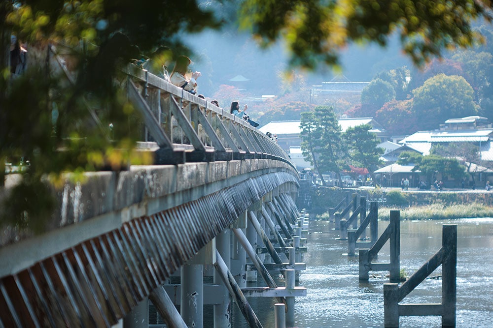 渡月橋付近は大堰川の名で呼ばれる桂川。下流側の河岸にはベンチが点在。