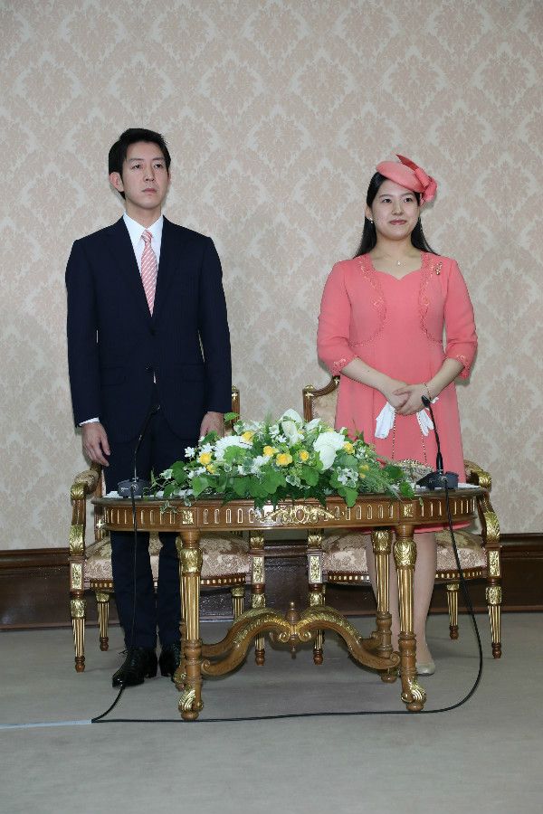 2018年7月2日、婚約内定記者会見での絢子さま（当時）と守谷慧さん　©JMPA