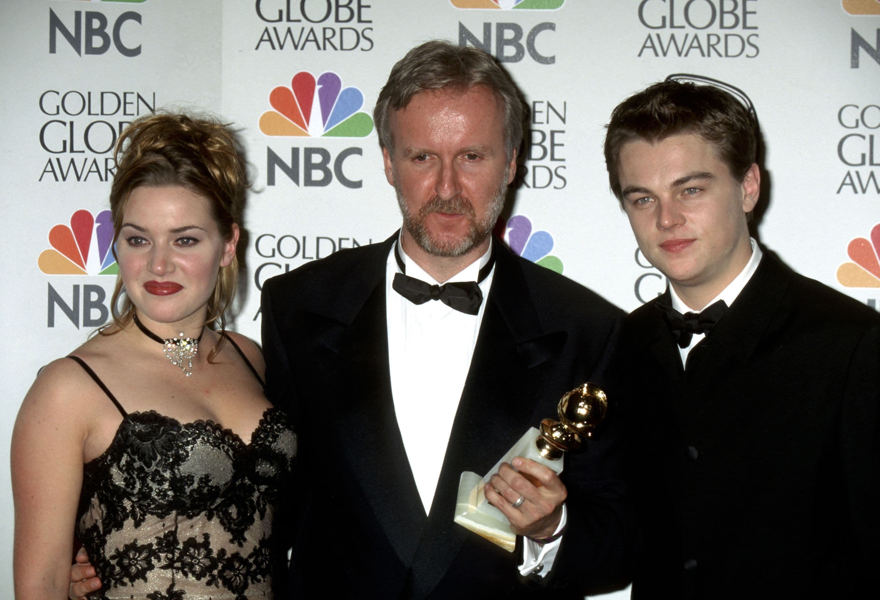 1998年1月、ゴールデングローブ賞でのケイト・ウィンスレット（左）、ジェームズ・キャメロン（中央）、レオナルド・ディカプリオ　©️getty