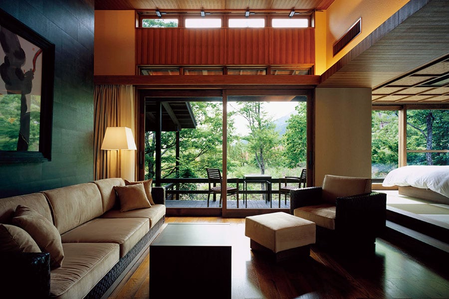 離れ露天風呂付き洋室(63平方メートル)。木と石の感触が心地よい内装デザインは「age co,ltd」の佐藤一郎氏。