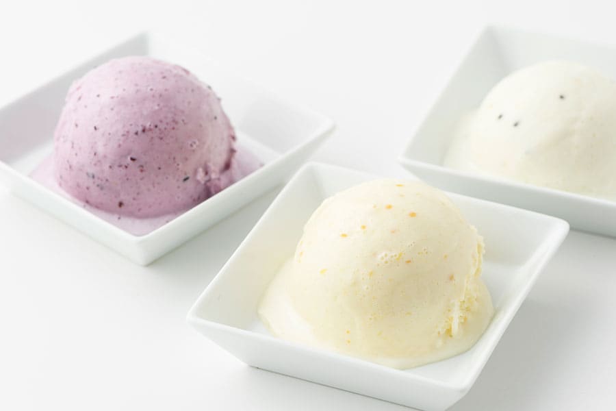 【北海道】ホームメイドアイスクリーム＆シャーベット 冨士冷菓「北海道産フルーツのアイスクリーム」。左から：アロニア、ほおずきジャム、キウイフルーツ。