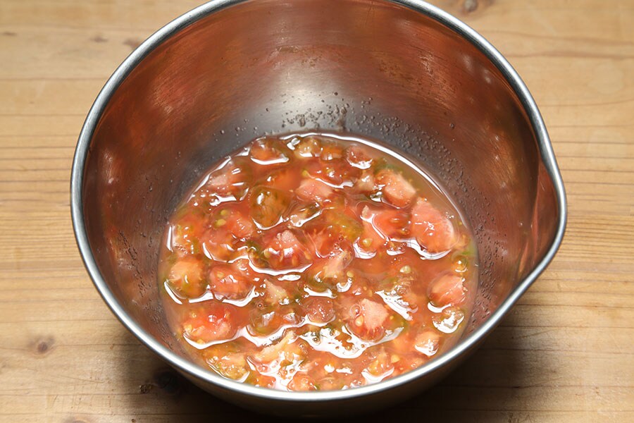 取った種はスープの具材などに利用する。味噌汁に入れても美味。
