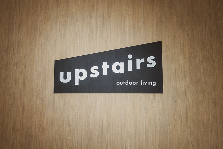 「upstairs outdoor living」のロゴマーク。