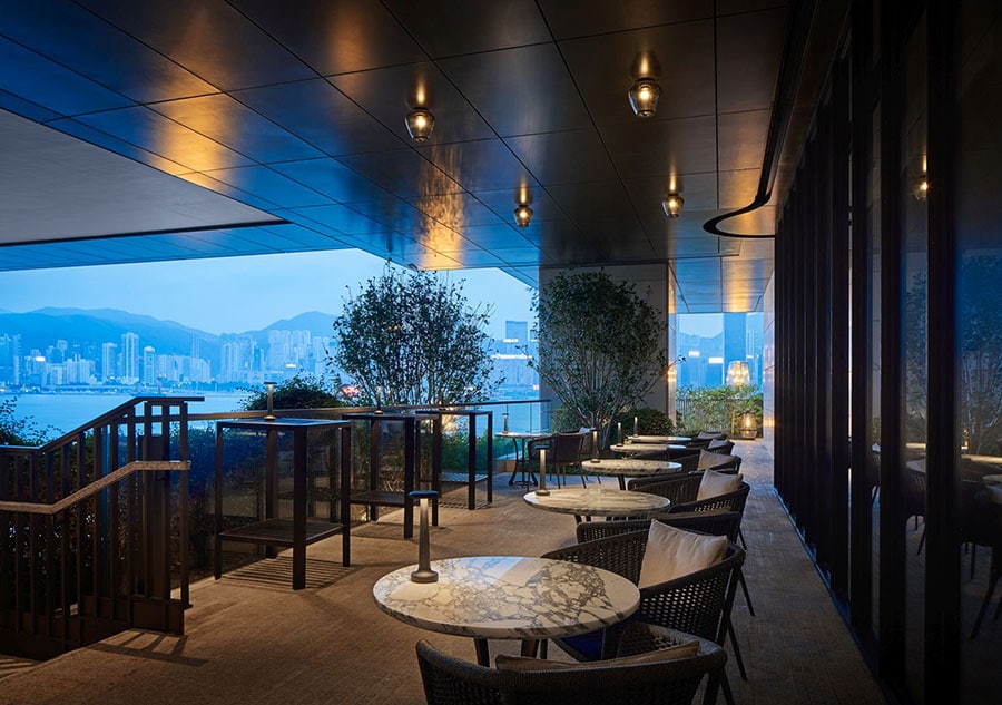 テラス席から対岸の香港島を一望。