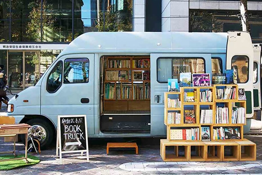 関東を中心に、様々な場所に出店中の移動式本屋「BOOK TRUCK」が特注のトラックに新刊書、古書、洋書、リトルプレス、雑貨などを詰め込んでやってくる。