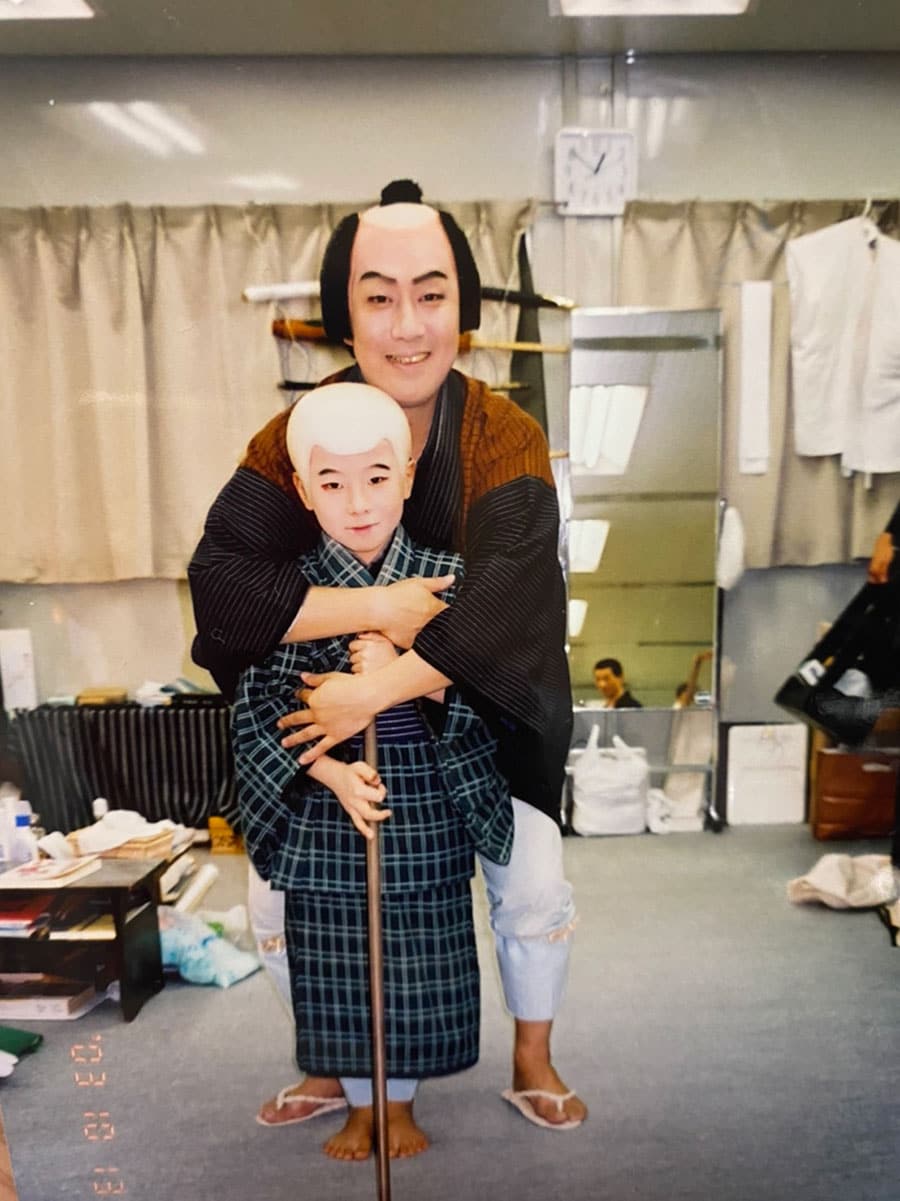 18代目中村勘三郎と。2003年、鶴松さんは浅草で上演された平成中村座で『加賀見山再岩藤』の志賀市を演じた。