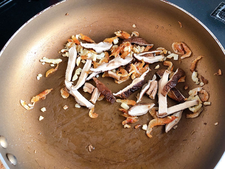 フライパンに油を引き、ニンニク、生姜、干しエビを香りが出るまで炒め、干ししいたけを加え、さっと炒める。