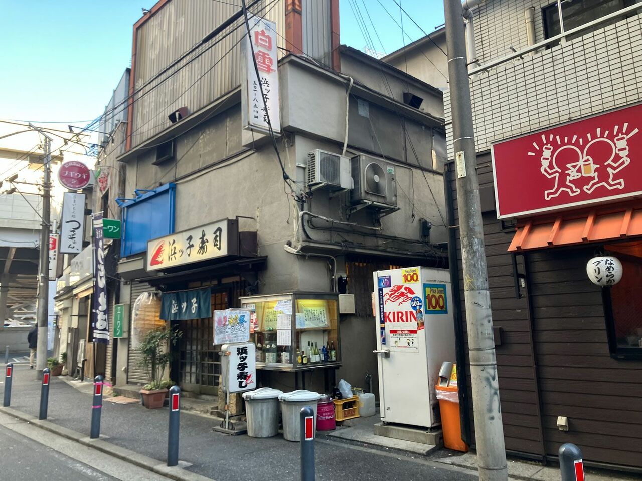 東西自由通路方向へ曲がったすぐ先の右にある「春夏秋冬」