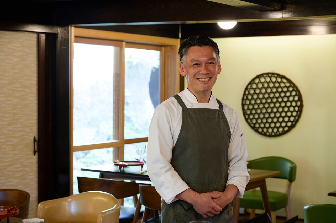 オーナーシェフの菊池猛さんは東京生まれ。都心のレストランで研鑽を積み、父親のルーツでもある佐渡に移住し、お店をオープン。
