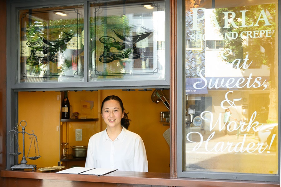 手際よくクレープを仕上げていく、スタッフの岡一美さん。