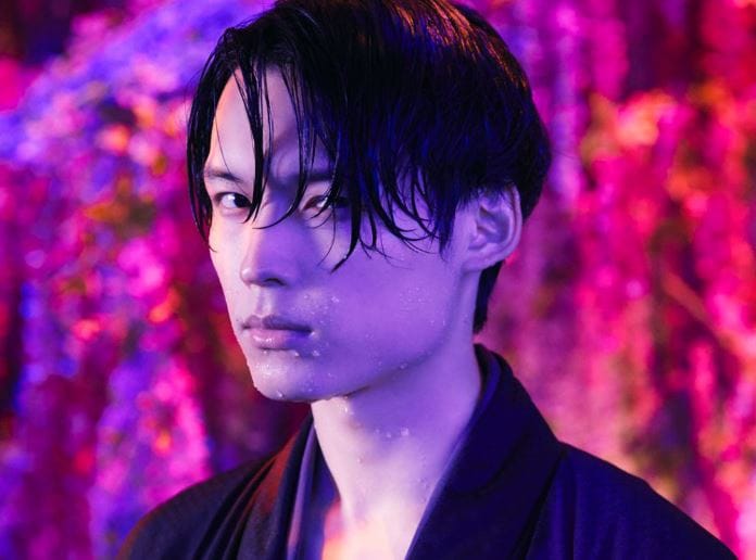 松村北斗が演じた「百目鬼静」（映画『ホリック xxxHOLiC』アスミック・エース公式サイトより）