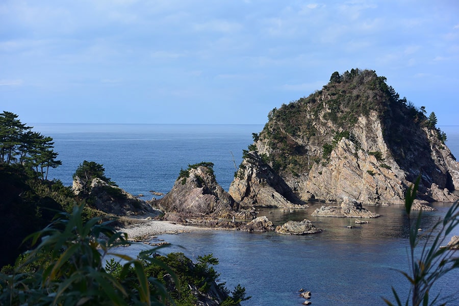 海に向かって島々が連なる菜種五島。かつては岬だったものが、浸食で離岩に。