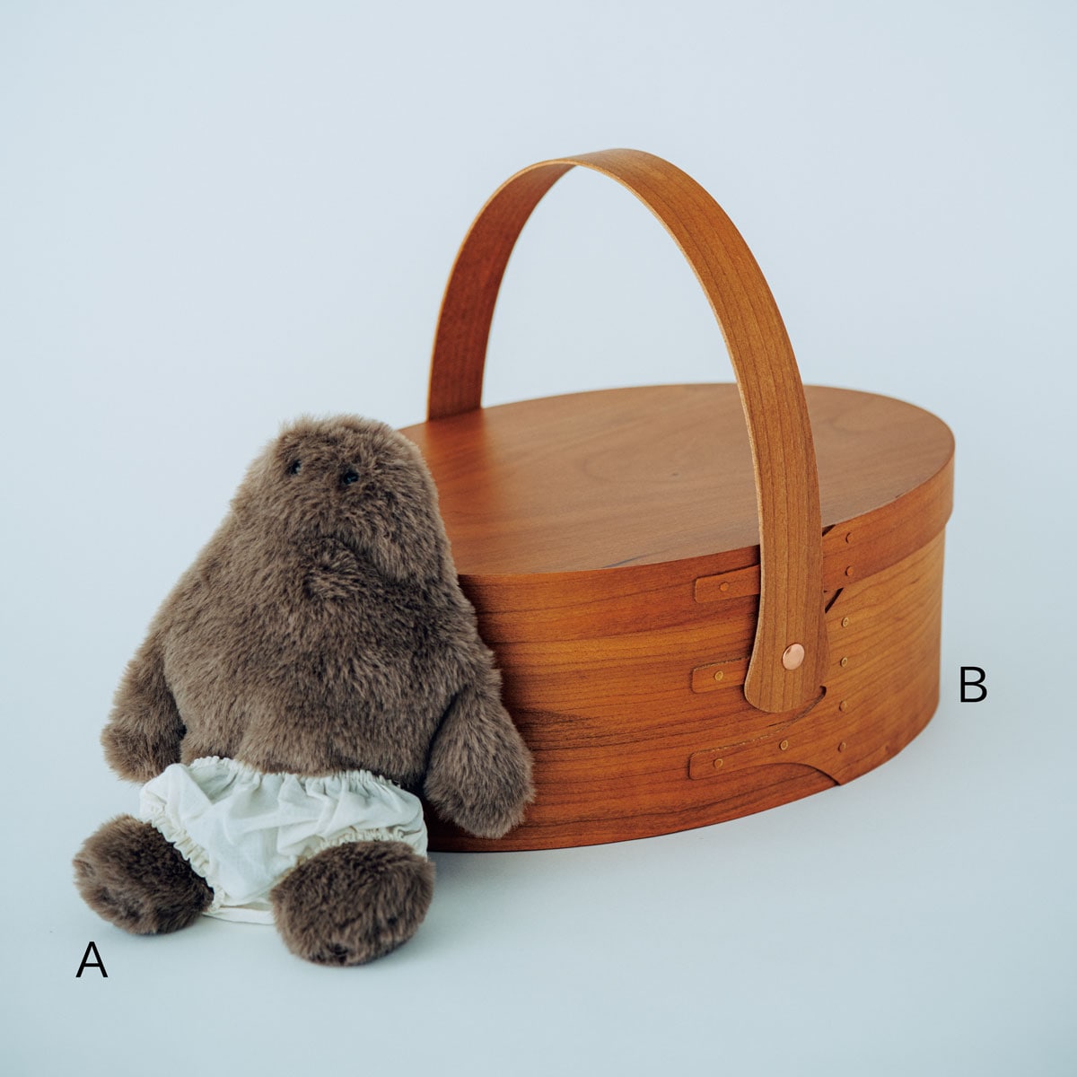 A：おすわりおぱんつ君 約16×20×4cm 4,235円／オパンツクン
B：シェーカー スイングハンドルボックス 約W30×D20.3×H10.5cm（本体のみ） 9,900円／アクシス