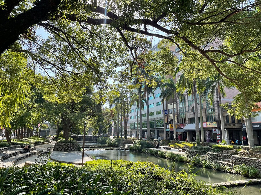 往年のお濠は公園として整備され、水と緑にあふれた風景が楽しめます。