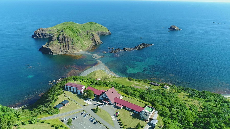 ホテル周辺は自然がたくさん。海岸までの遊歩道もあり、夏場は海辺で水遊びも。（C）SADO二ツ亀ビューホテル