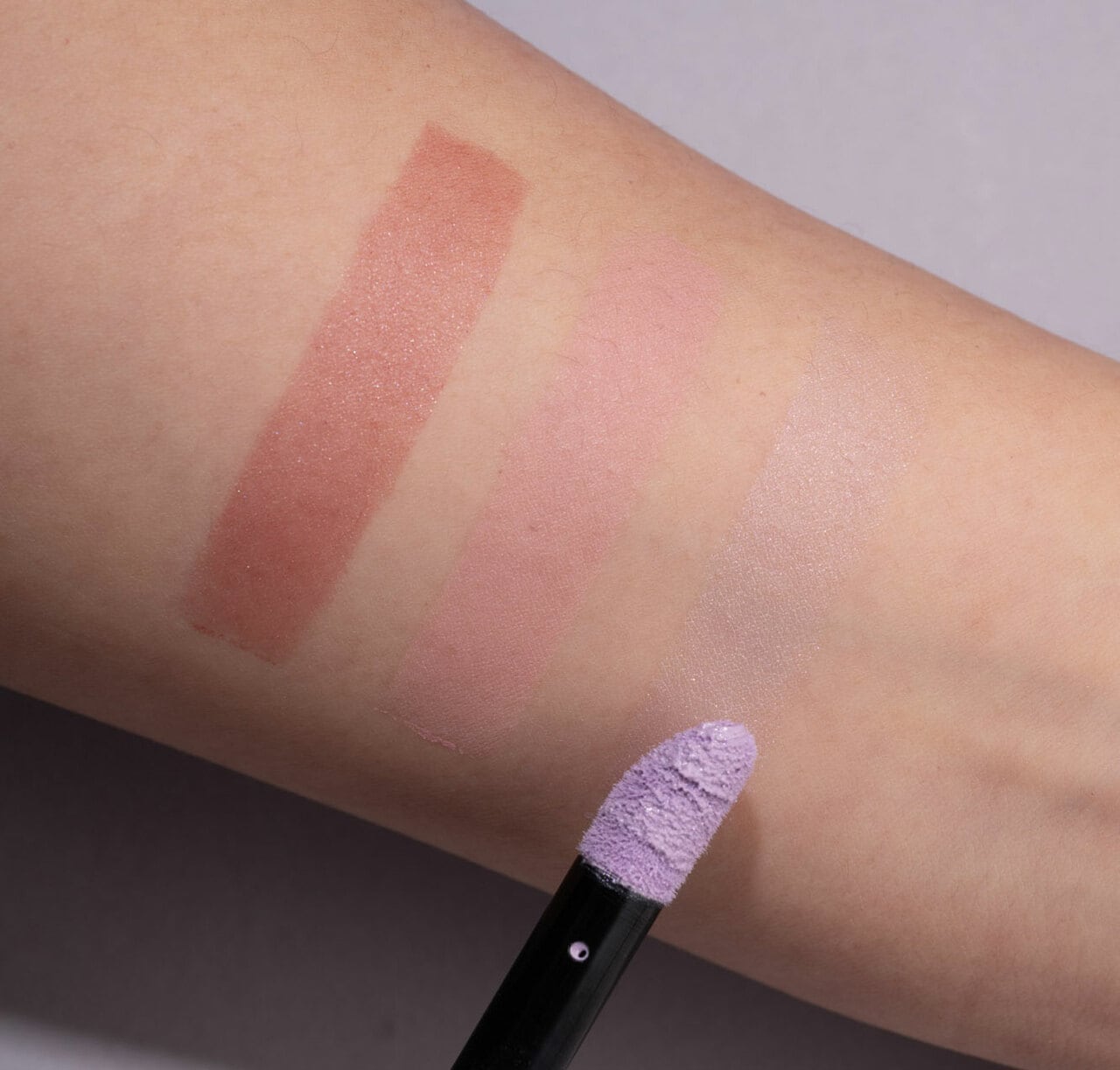 右から01、02、05。パール配合のカラーも、大人の頬になじむ上品な発色。