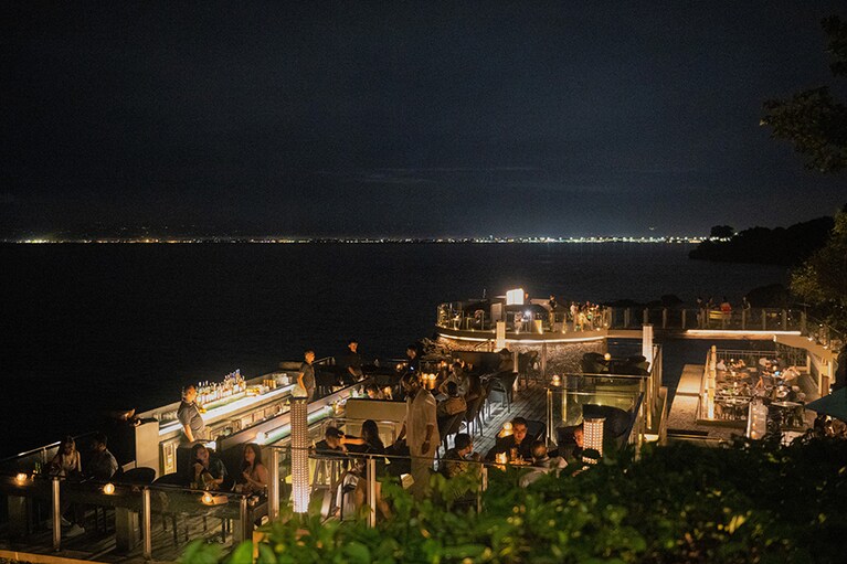 必訪といえば、インド洋にせり出す「ロックバー」。連日行列もできるこちらのバーへは、アヤナ エステートの滞在ゲストは優先入店が可能。