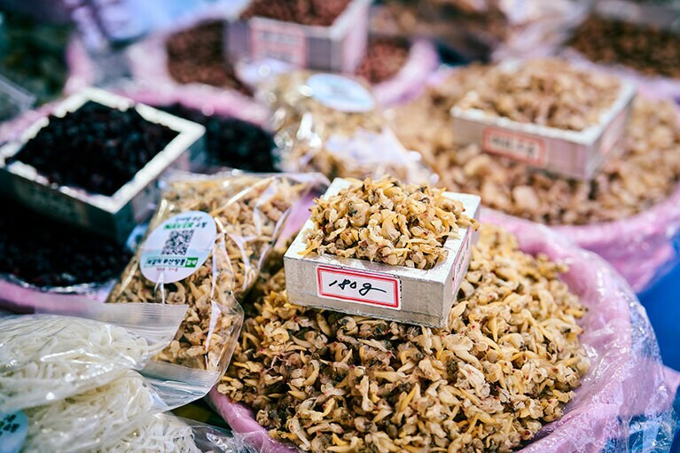 乾物の専門店「プサンタンコン」ではイカやアサリなどの乾物を試食させてくれる。