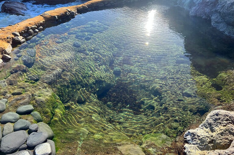 東温泉はやや緑がかった透明な温泉。
