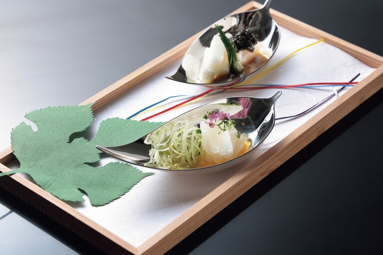 七夕を表した先付。紙製の梶の葉は英明さんがハンドカットする。