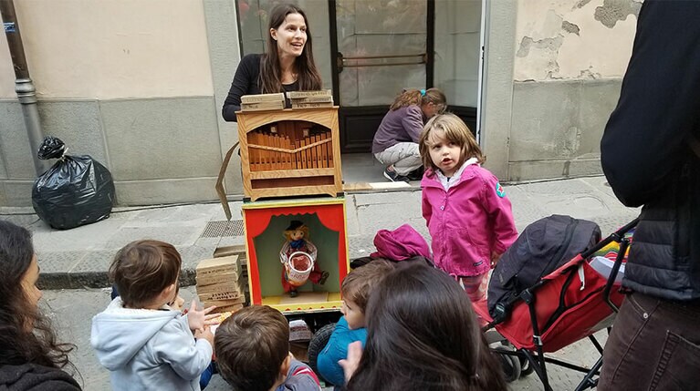 子供たちのために、人形劇や紙芝居なども行われます。