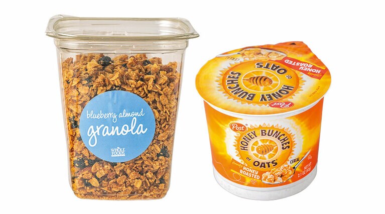 ［Cereal］左：ホール・フーズのグラノーラは人気商品。ブルーベリーやアーモンド入り。6.97ドル／Whole Foods Market 右：ハチミツローストしたオーツとシリアルの組み合わせ。便利なカップタイプ。2.09ドル／Foodland Farms