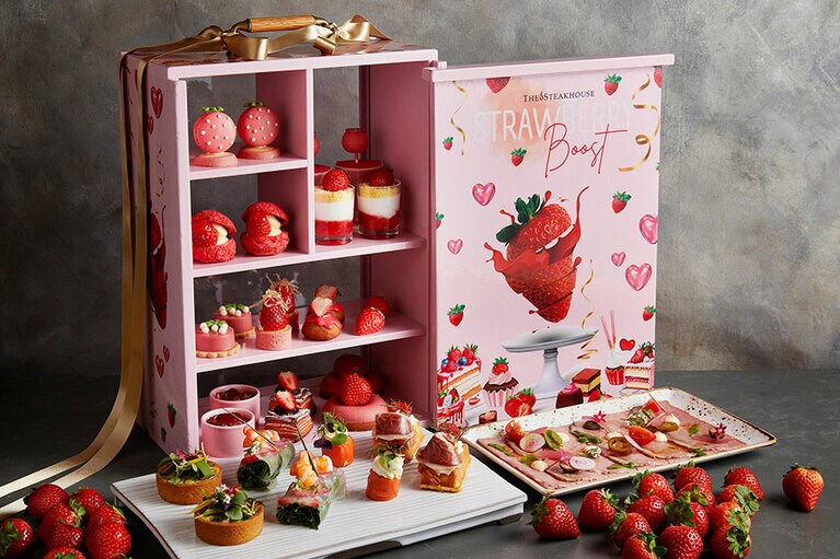 専用ボックスを使って食事メニューを充実させた「ストロベリー・アフタヌーンティー・ブースト」2名用のイメージ。1名6,961円（税･サ込）。