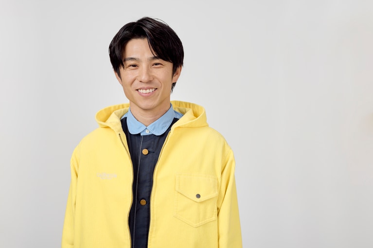 2匹の猫と暮らす中尾さん。