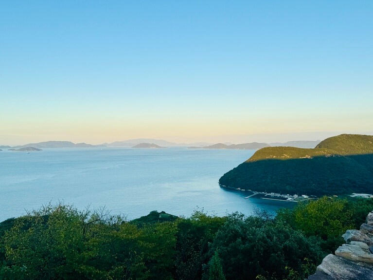 屋上からは、瀬戸内の多島美を見渡す絶景を望む。