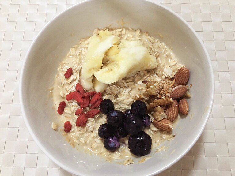 写真は、見本の具材を全て入れたので多いです。具材はもっと少なめがベター。バナナは生地全体に行きわたらせます。