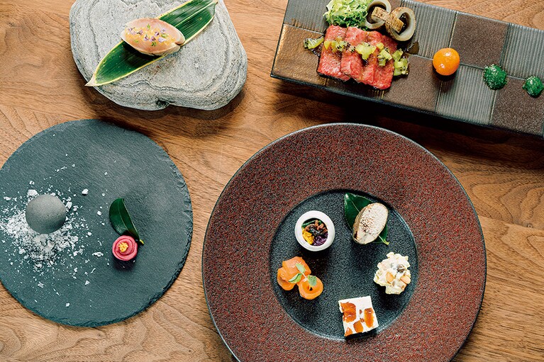 【渓谷に佇む隠れ宿 峡泉】生産者と繋がり、地のもの、旬のものに徹した料理は、出汁の旨みに富む和をベースに、工夫と物語性が楽しいコース仕立て。Photo: Yukihiro Shinohara