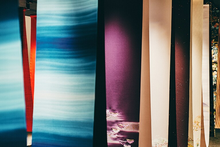 熟練の職人の手によって幾重の工程を経て織り上げられた至高の布から、人々の暮らしの中で育まれてきた布など多種多様。