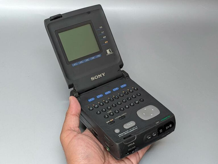 ソニー「DD-1」。発売は1990年。画面を開いて使うクラムシェルタイプ
