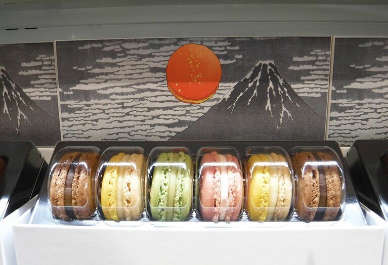 マカロン 6個詰め合わせ 2,808円(税込)／ピエール・エルメ(東京グランスタ店)