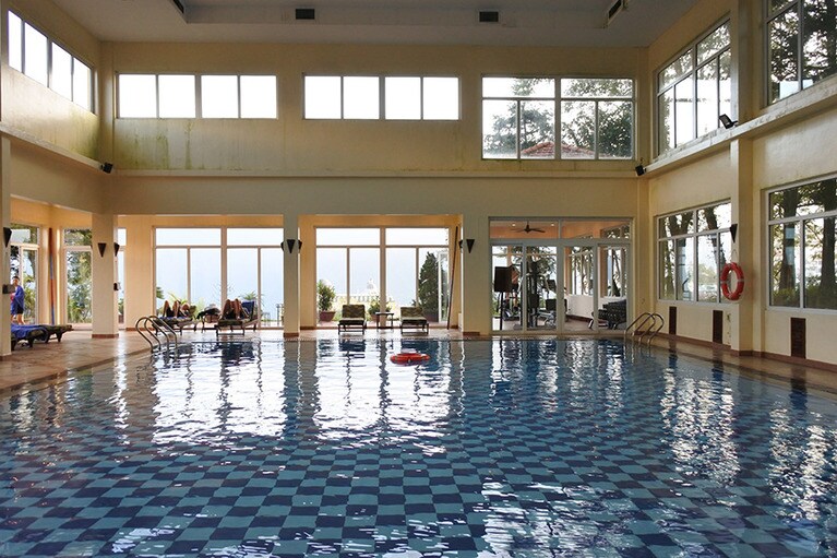 連山の眺めを楽しめる、冬でも快適な温水プール。