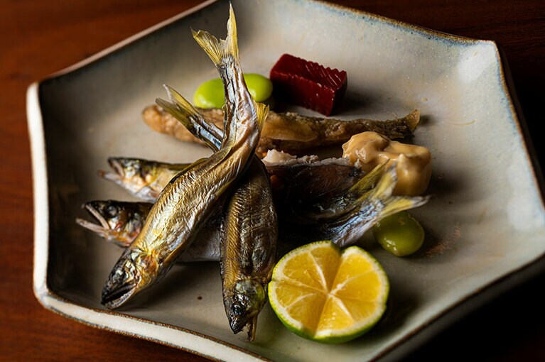 いろりでじっくりと焼き上げた鮎。