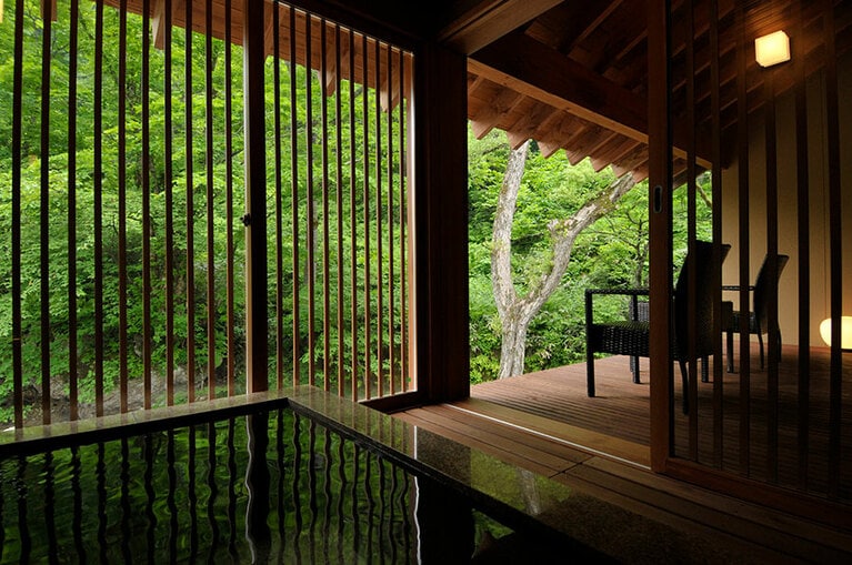 すべての客室に天然温泉かけ流しの半露天風呂が。