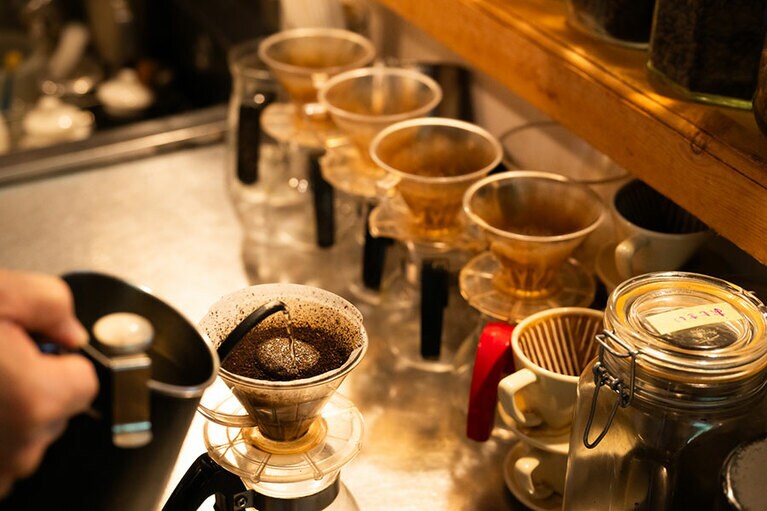 コーヒーを淹れるマスター。