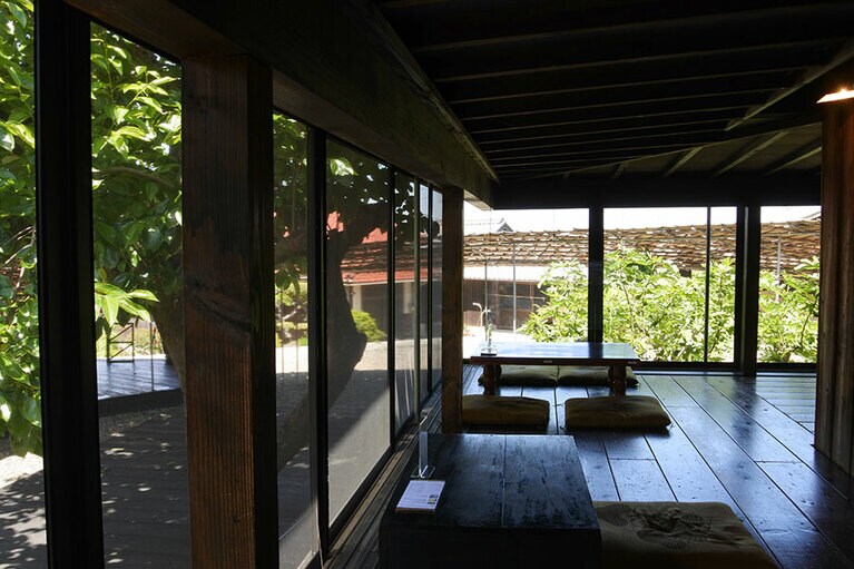 テラスや風が抜ける縁側など、心地よいスペースが随所にある島キッチン。