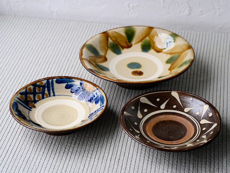 あたたかみがあり色合いも美しい、沖縄のうつわも多く揃う。