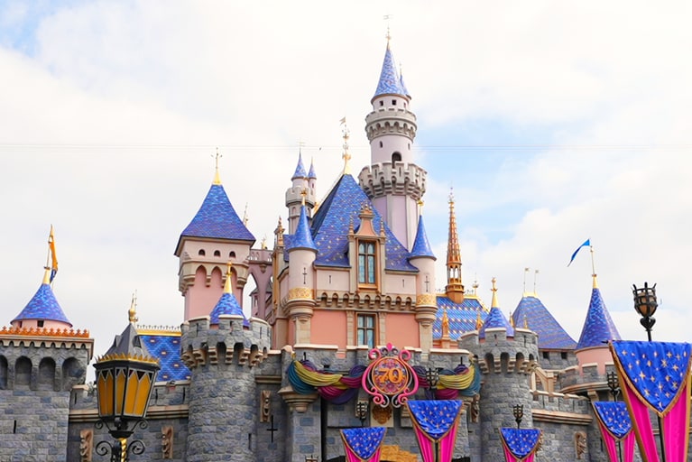 70周年のデコレーションをされたキャッスル